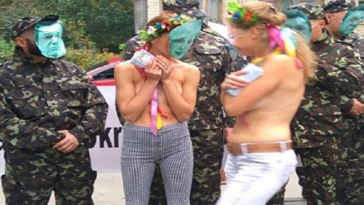 عاريات Femen يحاصرن سفارة واشنطن في كييف