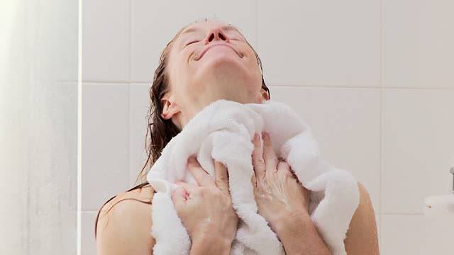 احذر .. أنت ترتكب 3 أخطاء أثناء الاستحمام تؤذيك
