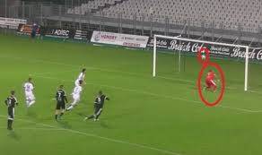 حارس فرنسي يتصدى لأغرب ركلة جزاء في تاريخ الكرة