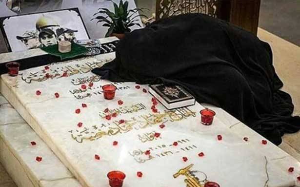 سعدى بدر الدين عند اضرحة زوجها وابنها وشقيقها