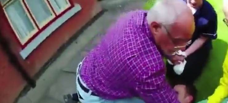 فيديو:  ثلاثة مسنين يلقنون لصاً درسا قاسياً في بريطانيا!!