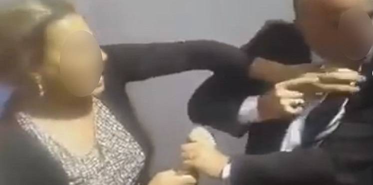 بالفيديو- مسؤول عربي تحرّش بامرأة .. لكن الأخيرة لقنته درسا قاسيا أمام الجميع