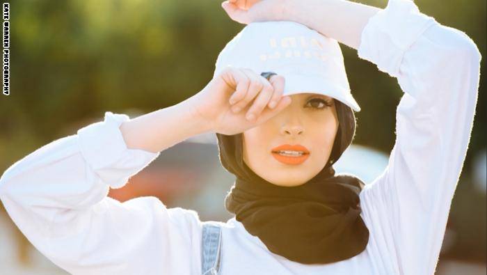 الفتاة المحجبة بمجلة 