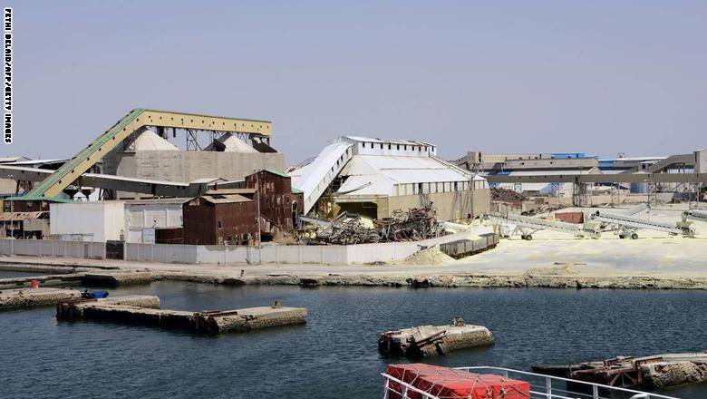 الاحتجاجات تستمر في تونس.. قطع طرق رئيسية وإغلاق منجم فوسفات