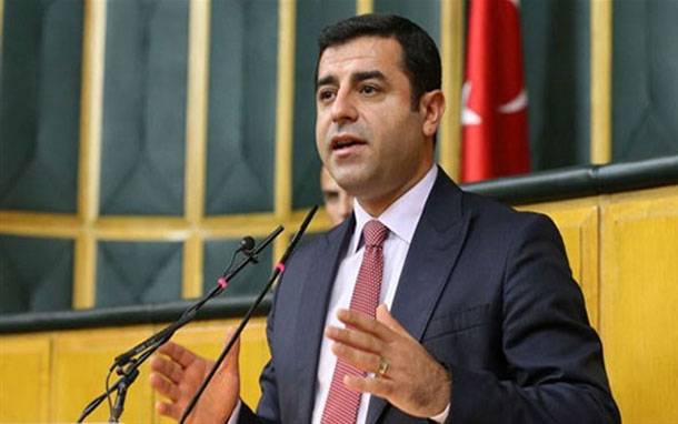 رئيس حزب الشعوب :الجميع يركعون أمام أردوغان كالقطط وحكومته الأغبى في العالم