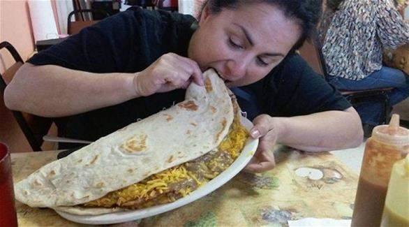 هل تستطيع أن تأكل هذه الوجبة في 10 دقائق؟.. 5 فعلوها طيلة 18 عاماً!