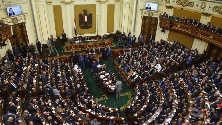 البرلمان المصري يقر قانونا يتيح الارتقاء بالوظائف العليا