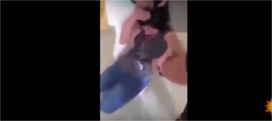 بالفيديو.. تحلق شعر ابنتها لسخريتها من زميلتها المصابة بالسرطان!