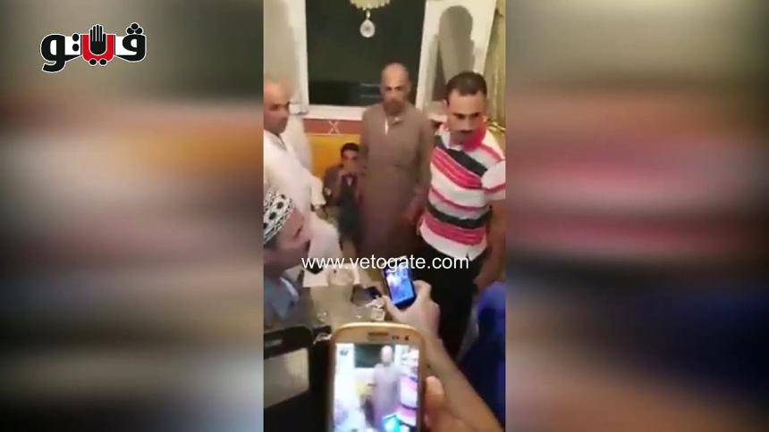 بالفيديو: فتاة مصرية تضرب شابا بـ”الشبشب” عقابا على تركيبه صور مخلة لها