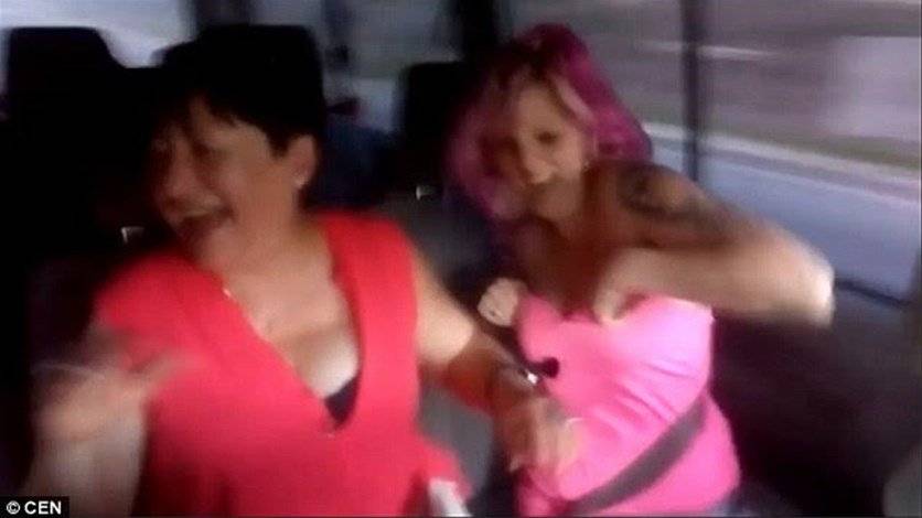 بالفيديو: متسابقة في برنامج للطبخ تكشف عن صدرها للمشاهدين وتصدم الجميع!