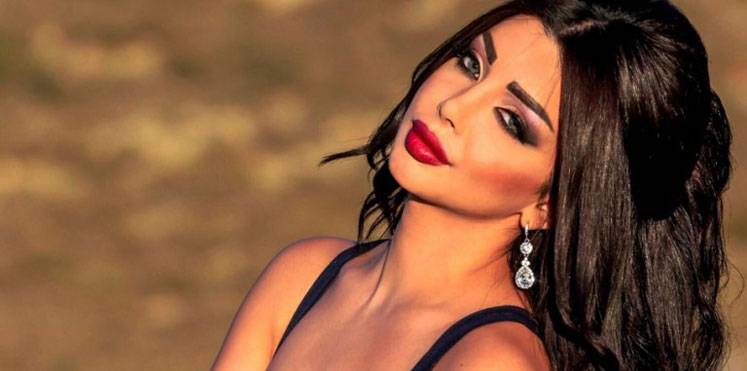 بالفيديو:  رولا يموت تستعرض جسدها وتظهر مؤخرتها بشكل فاضح