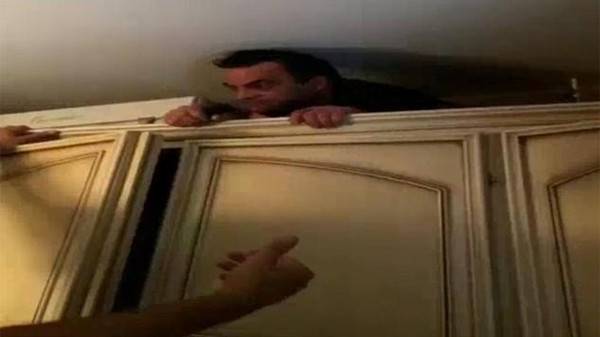 بالفيديو.. استسلام زعيم مافيا هرب 5 سنوات وراء "خزانة"!