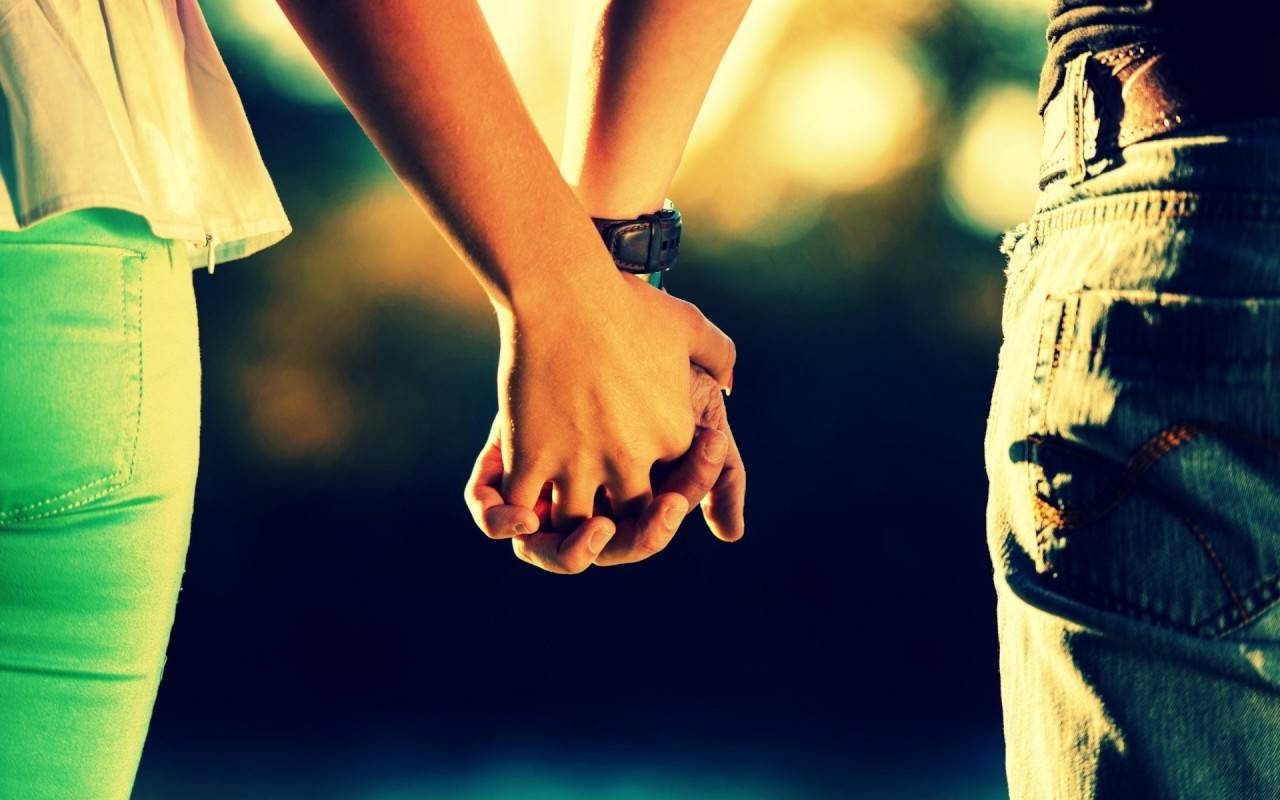 فيديو فاضح.. ممثلة تعترف: ارتبطت بأربعة رجال في وقت واحد!