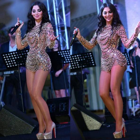 قمر بصورة جريئة.. تكشف عن صدرها!