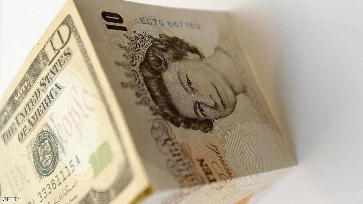 الدولار "يحلق" والإسترليني بأدنى مستوى منذ 30 عاما