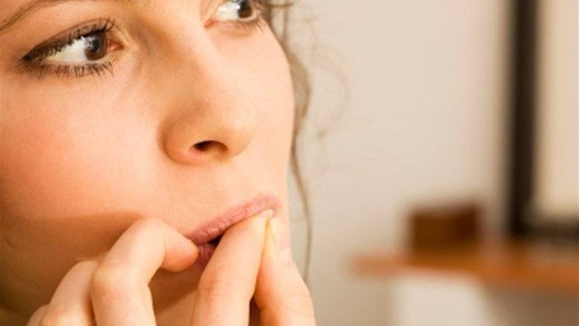 ما هي المخاطر الصحية التي تنتج عن قضم الأظافر؟