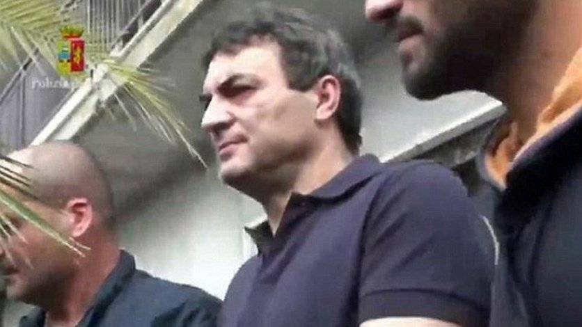 بالفيديو: لن تصدقوا أين عثرت الشرطة على أحد رجال المافيا!