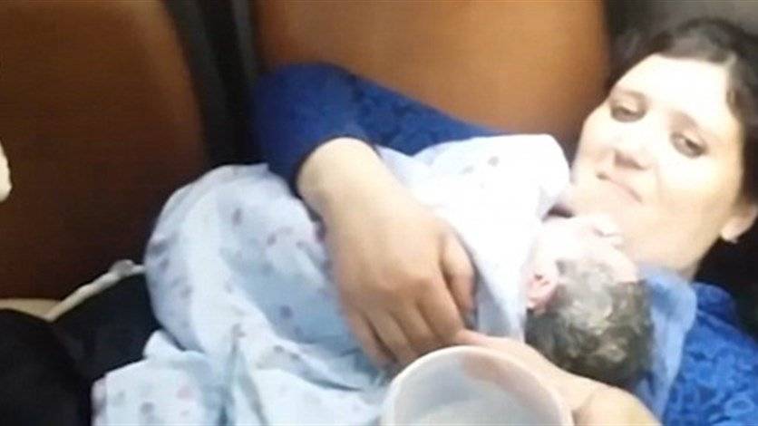 بالفيديو: سيّدة تلد طفلها في الباص... بمساعدة 3 رجال!