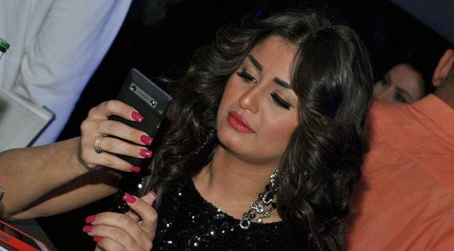 ممثلة  تعترف بماضيها: كنت على علاقة بـ4 أشخاص في وقت واحد !