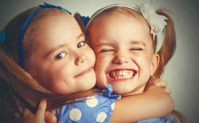 هكذا تخطئ  والدة التوأم في تربيتهما