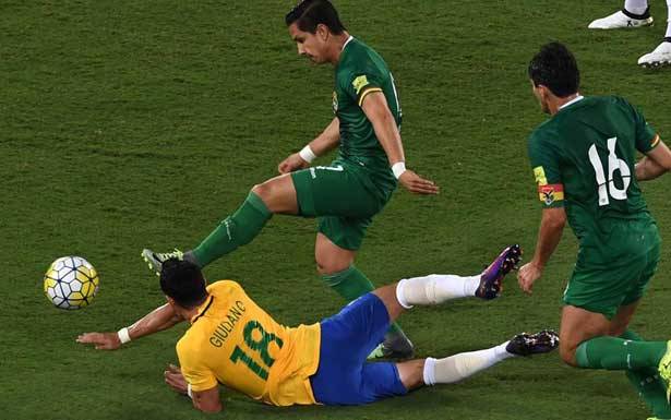 التصفيات الأميركية الجنوبية في كرة القدم:
البرازيل تكتسح بوليفيا والأرجنتين تتعادل مع البيرو