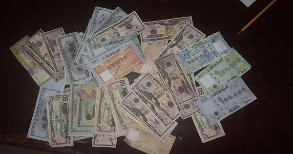 توقيف شخصين لحيازة 3000 دولار مزيفة
