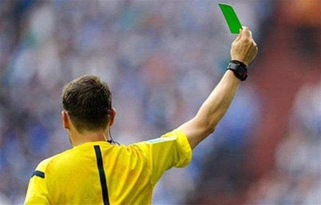 إشهار أول بطاقة خضراء في تاريخ كرة القدم