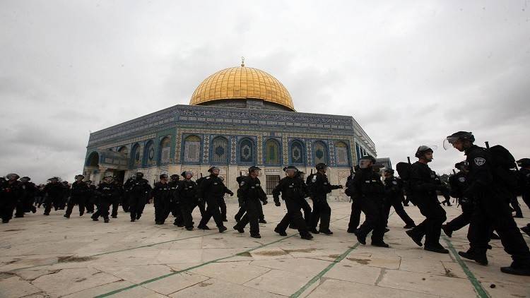 السلطات الإسرائيلية تغلق الضفة الغربية وغزة وتنشر آلاف الجنود في القدس