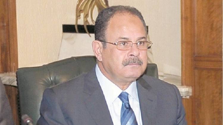 صور.. وزير الداخلية المصري يخضع لإجراءات التفتيش في مطار شرم الشيخ