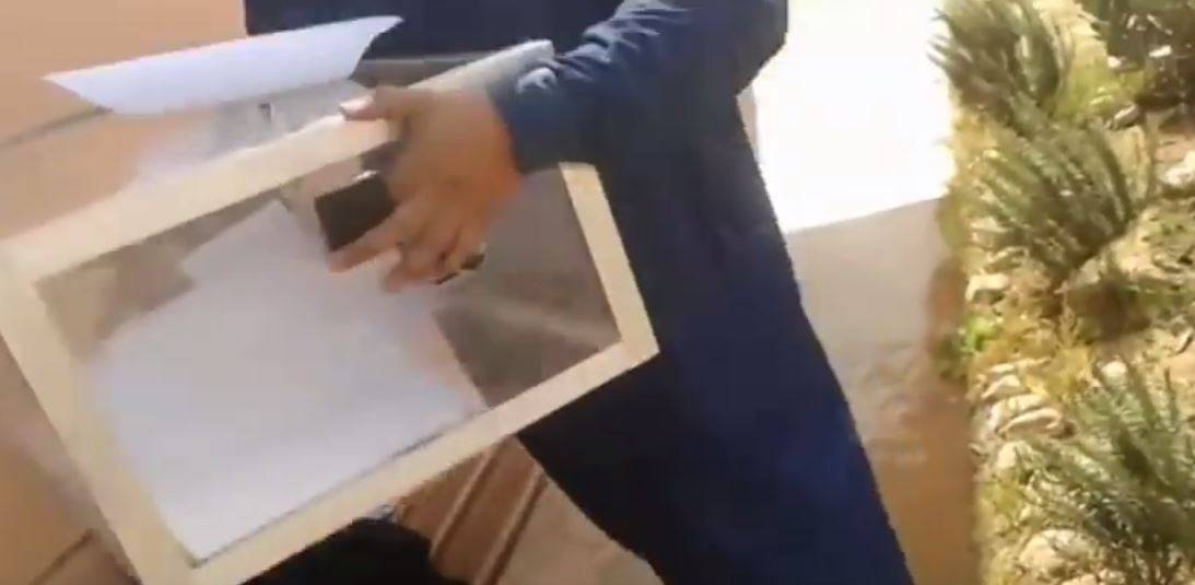 بالفيديو- رئيس مكتب تصويت في المغرب يأخذ صندوق الاقتراع معه لأداء صلاة الجمعة!