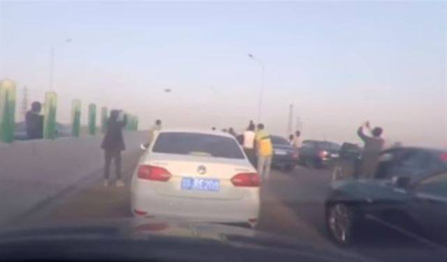 بالفيديو: سائقون يتركون سياراتهم لتصوير "مركبة فضائية"