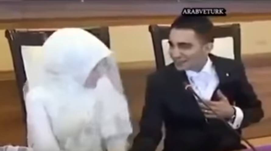 بالفيديو- كيف ردّ العريس المتسرع عندما سئل عن اسمه؟