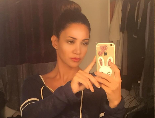 أميرة عربية تُهدي الفنانة ديانا حداد آيفون 7 مطلي بالذهب ومرصع بالألماس