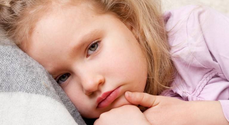 7 علامات تُنَبِّهِك إلى إصابة طفلك بالتهابات في الأذن