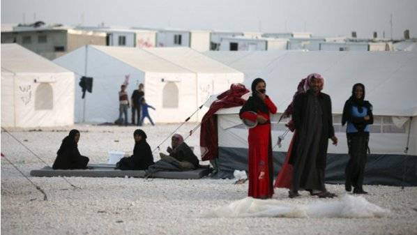 لهذا السبب يتم ابعاد خيم النازحين السوريين عن جانبي طريق عين عرب العباسية