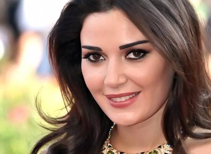 شاهدوا هذه الصورة النادرة لوالدي سيرين عبد النور.. جمال والدتها أشعل المواقع!