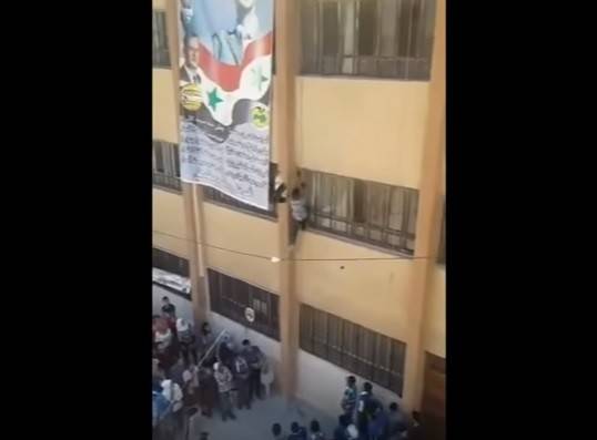 بالفيديو: استعراض "مميت".. لرفع العلم السوري!