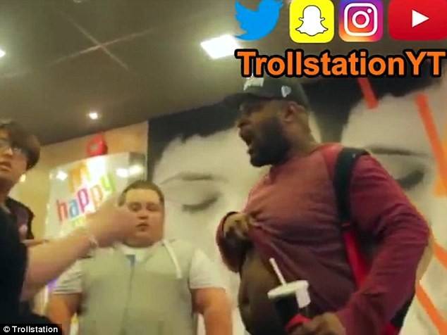 بالفيديو: بعدما سخرت منه في "ماكدو".. كشف عن بطنه ثم!