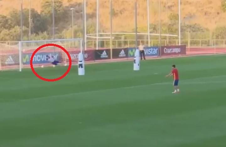 بالفيديو.. مهاجم ريال مدريد يظهر موهبة عالية في حراسة المرمى