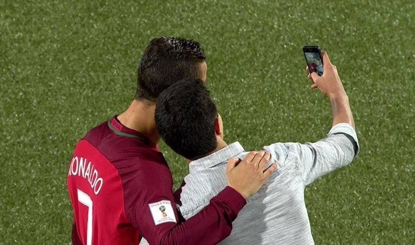 بالفيديو.. سيلفي مع رونالدو تُثير إعجاب العالم