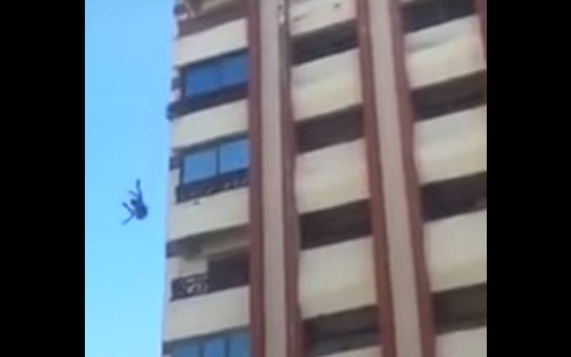 بالفيديو.. إنتحار شاب من على سطح بناية!!