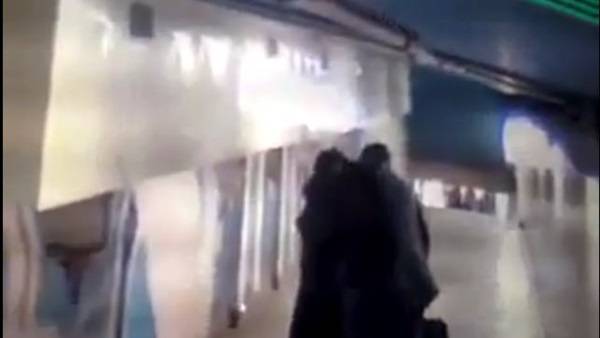 بالفيديو منقبة ورجل يتبادلان القبل وحركات غير محتشمة في محطة المترو