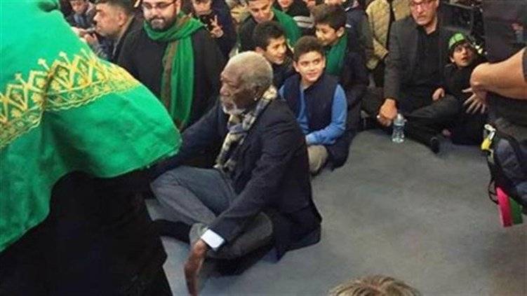 بالصورة - الممثل الأميركي مورغان فريمان يشارك بمراسم عاشوراء في لندن