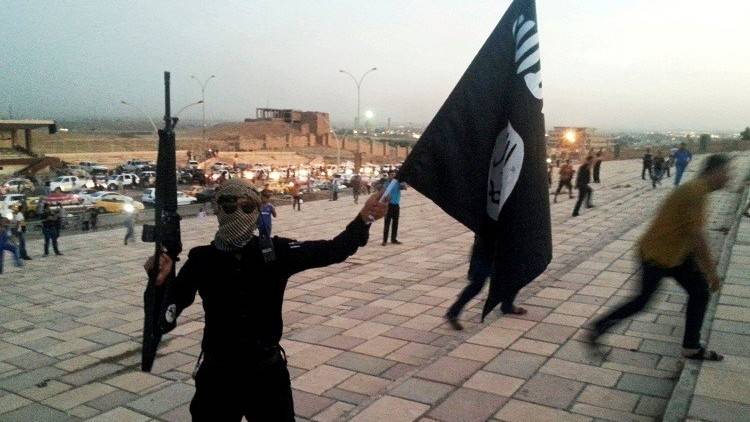 عناصر "داعش" يحلقون لحاهم ويحفرون الخنادق ويفخخون الموصل