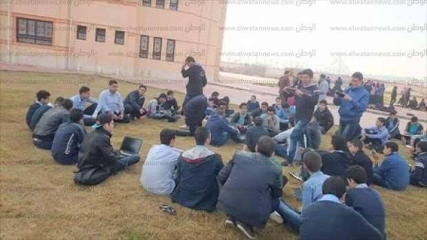 اعتصام لطلاب مدارس البص احتجاجا على تراكم النفايات