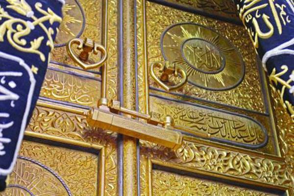 ليس بحاجة لصيانة.. “باب الكعبة” صنع من الذهب الصافي وأكمل 39 عاماً وتكلفته وصلت 13 مليون ريال