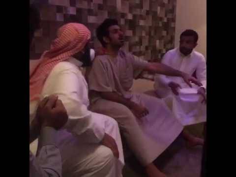 بالفيديو:  شيخ يقرأ القرآن على شاب مسحور وفجأة ينطق الجن فيهرب الشيخ من المكان