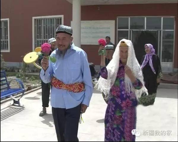 صيني في السبعين من عمره يتزوج معمرة عمرها 117 سنة