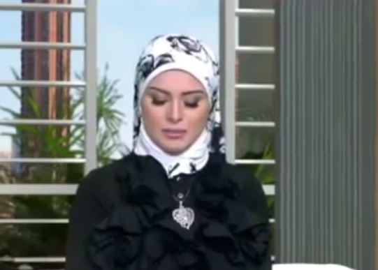 مذيعة تنهار على الهواء وتبكي بحرقة بعد وفاة والداتها… فيديو
