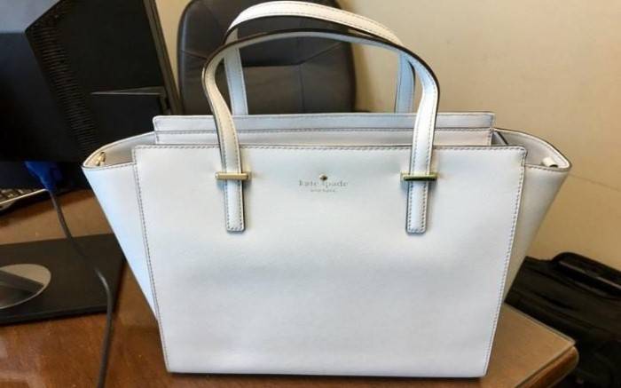 بعد الفستان الذي حيّر الملايين.. حقيبة يد تثير الجدل بسبب لونها!